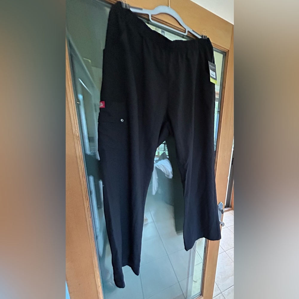 NWT. Dickies cargo scrub pants with pockets. Xtreme stretch